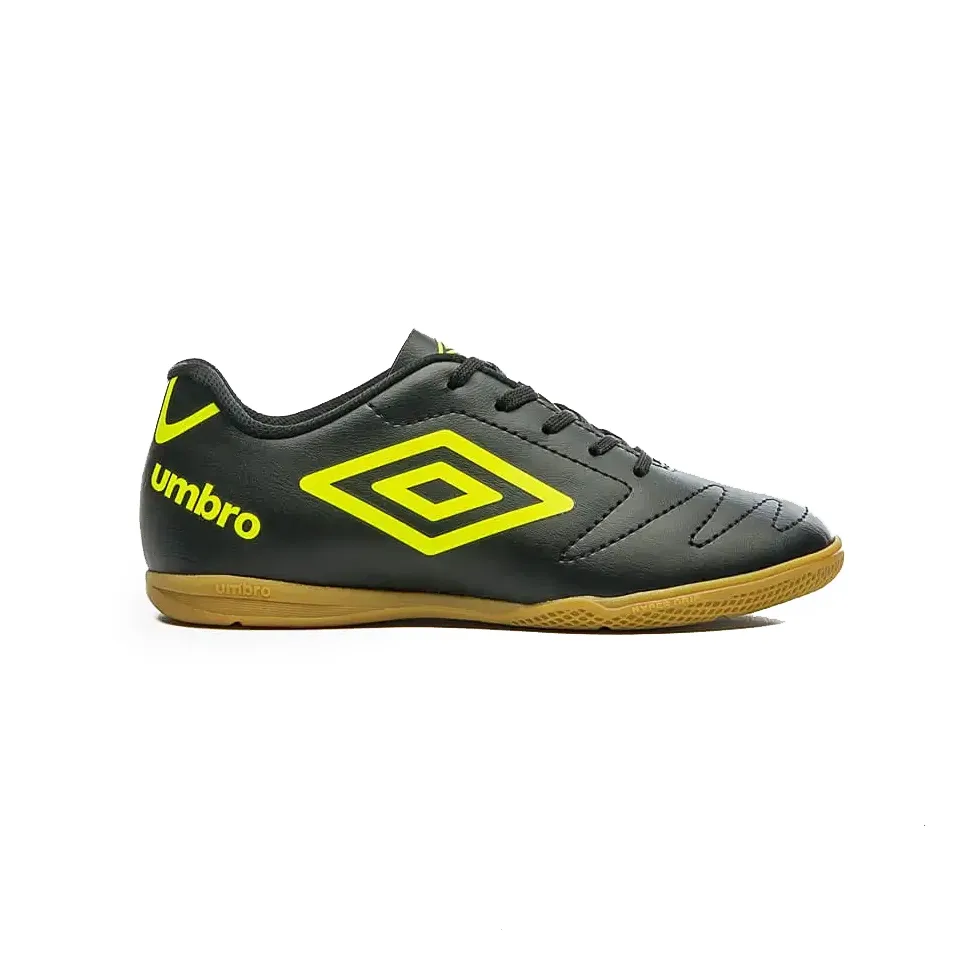 Chuteira infantil Umbro Class 2.2 Jr preta com detalhes em limão, vista lateral